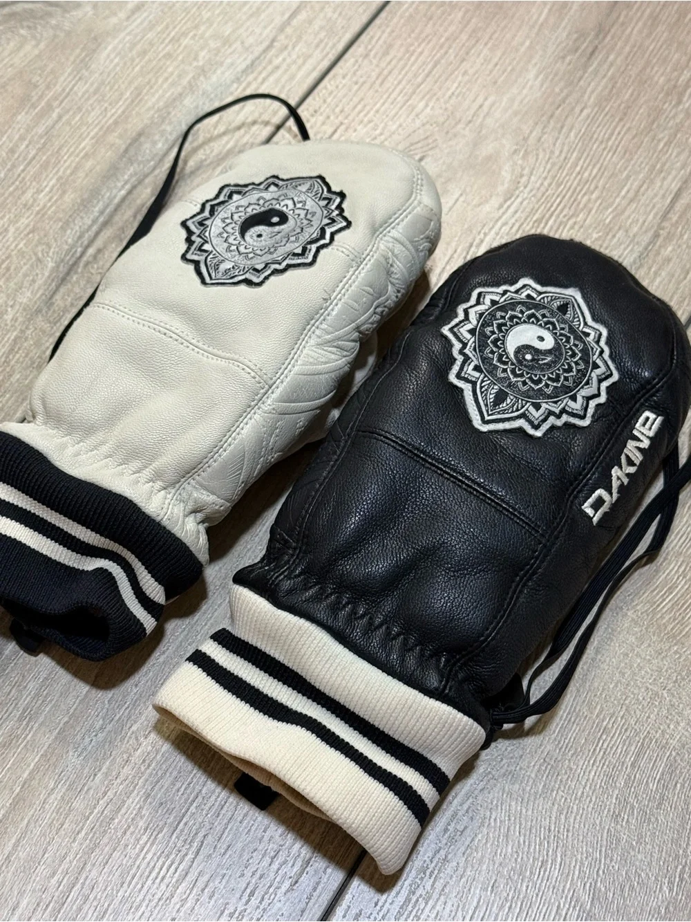 Dakine Team Lotus Leather Snowboard Mittens Yin Yang Jamie Anderson Small